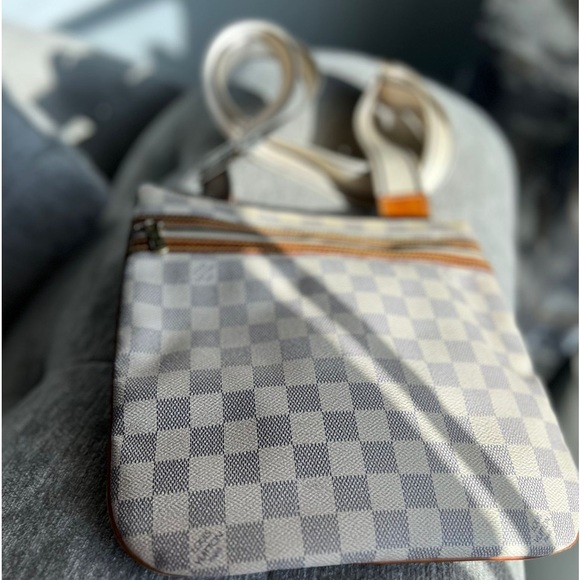 𝗟𝗼𝘂𝗶𝘀 𝗩𝘂𝗶𝘁𝘁𝗼𝗻 𝗗𝗮𝗺𝗶𝗲𝗿 𝗣𝗼𝗰𝗵𝗲𝘁𝘁𝗲 𝗕𝗼𝘀𝗽𝗵𝗼𝗿𝗲 - Picture 1 of 8